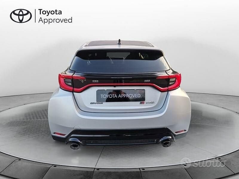 Usata Toyota Yaris 280 CV (205 kW) 2024 Nero Berlina