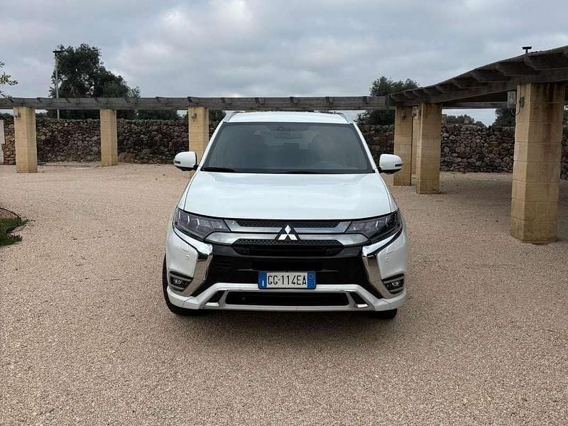 Usata Mitsubishi Outlander P-HEV Instyle 135 CV (99 kW) 2019 Bianco SUV