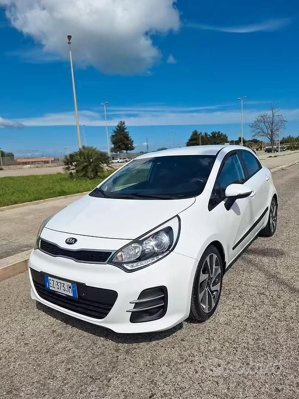 Usata Kia Rio 90 CV (66 kW) 2015 Bianco Berlina