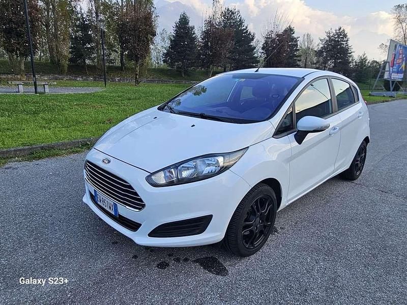 Usata Ford Fiesta 60 CV (44 kW) 2014 Bianco Utilitaria