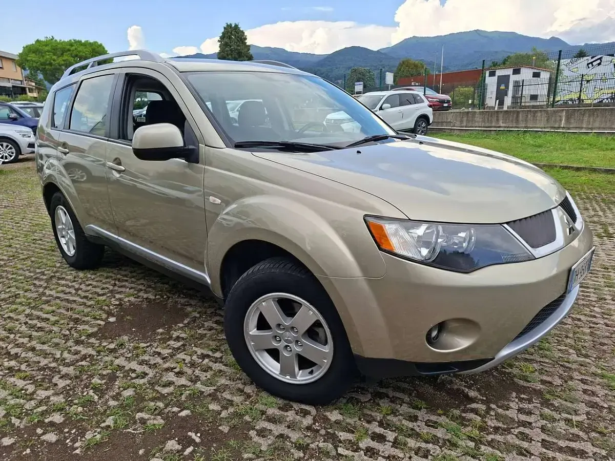 Usata Mitsubishi Outlander Instyle 140 CV (102 kW) 2007 Bronzo SUV