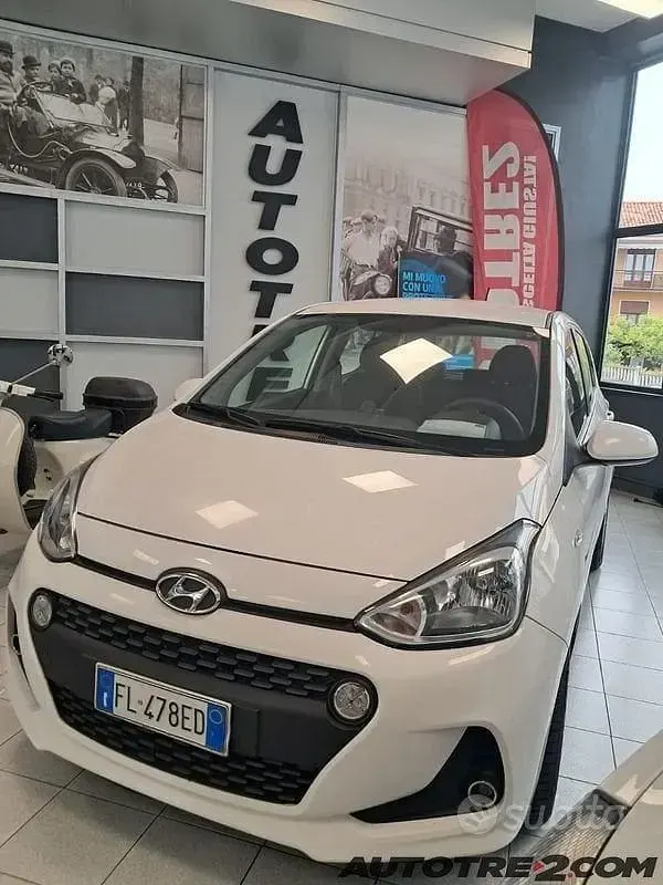Gebraucht Hyundai i10 69 PS (50 kW) 2017 Weiß Kleinwagen