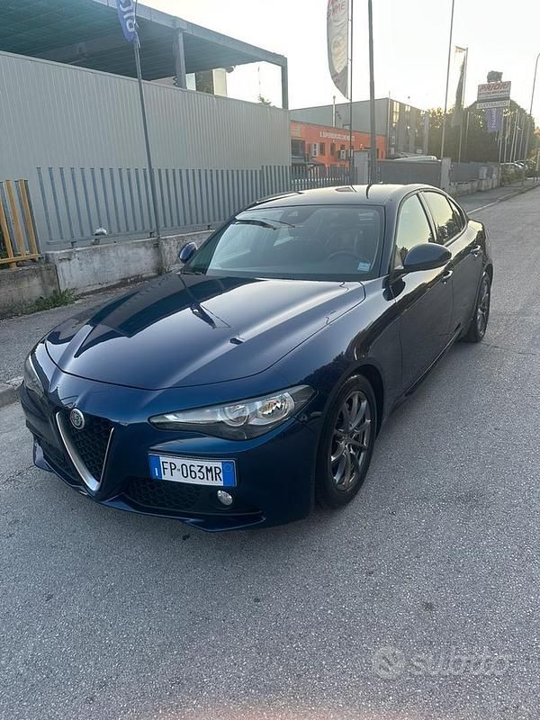 Usata Alfa Romeo Giulia 160 CV (117 kW) 2017 Blu Berlina