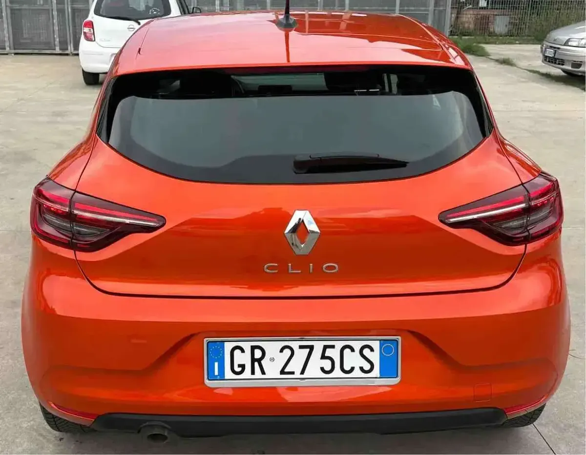 Usata Renault Clio V Equilibre 67 CV (49 kW) 2023 Arancione Berlina