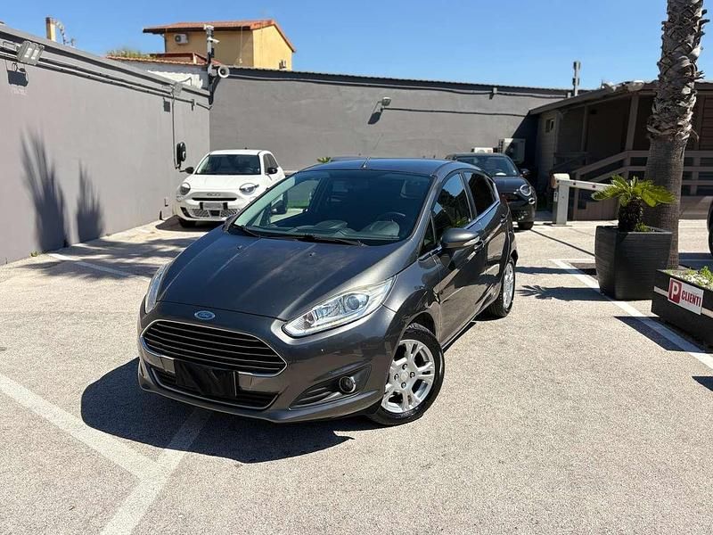 Usata Ford Fiesta Titanium 75 CV (55 kW) 2015 Grigio Berlina