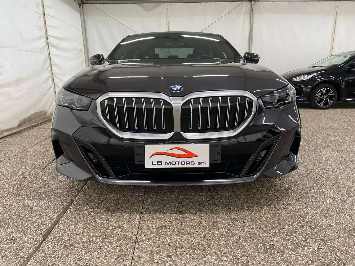 Usata BMW 520 M Sport 197 CV (144 kW) 2025 Grigio Berlina