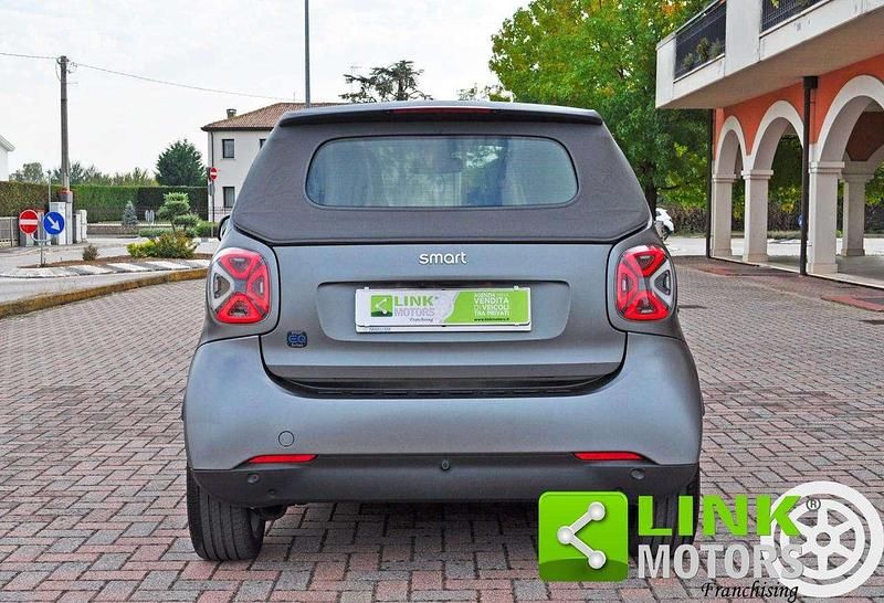 Usata Smart ForTwo Electric Drive 41 kW (56 CV) 2021 Grigio scuro Cabrio