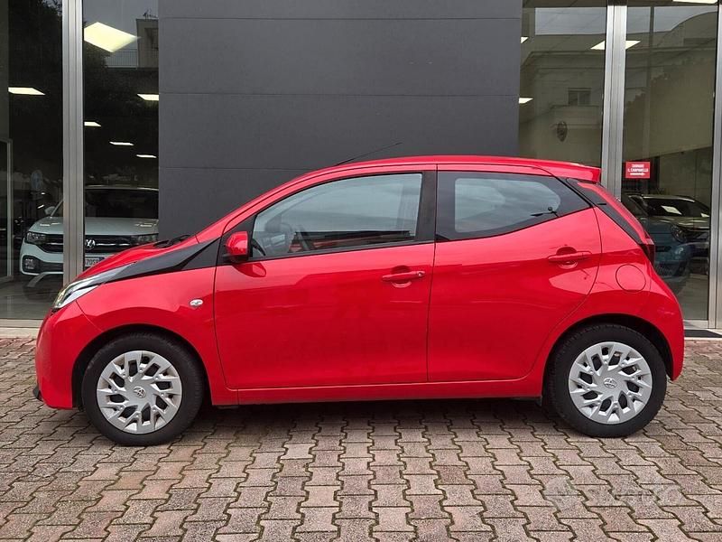 Usata Toyota Aygo Connect Style 72 CV (52 kW) 2020 Rosso Utilitaria
