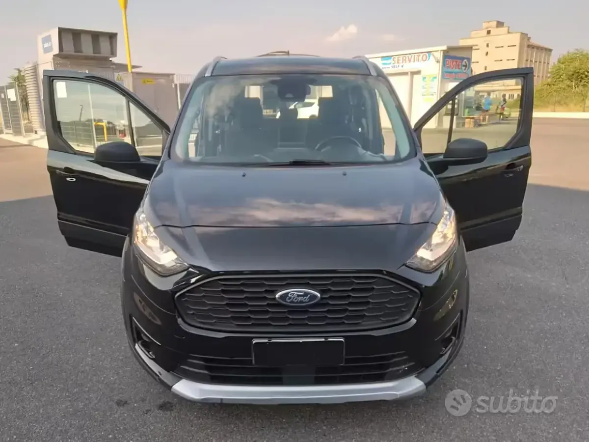 Usata Ford Tourneo Connect Active 120 CV (88 kW) 2022 Nero Monovolume