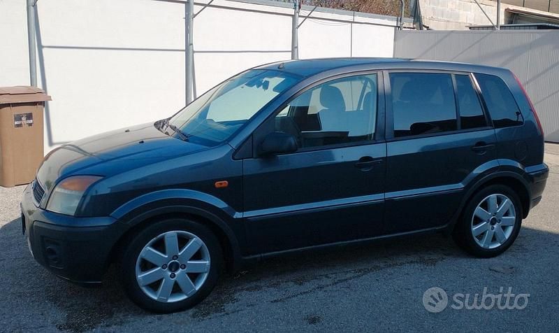 Usata Ford Fusion 90 CV (66 kW) 2006 Utilitaria