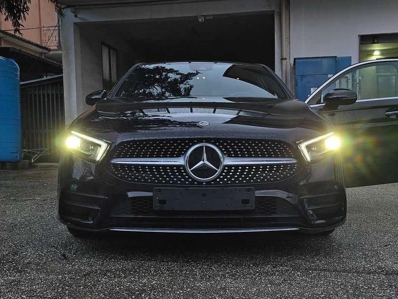Nero Usata 2021 Mercedes A180 AMG Line Premium Due volumi | 33.000 € (Molto cara) - Immagine 1/4