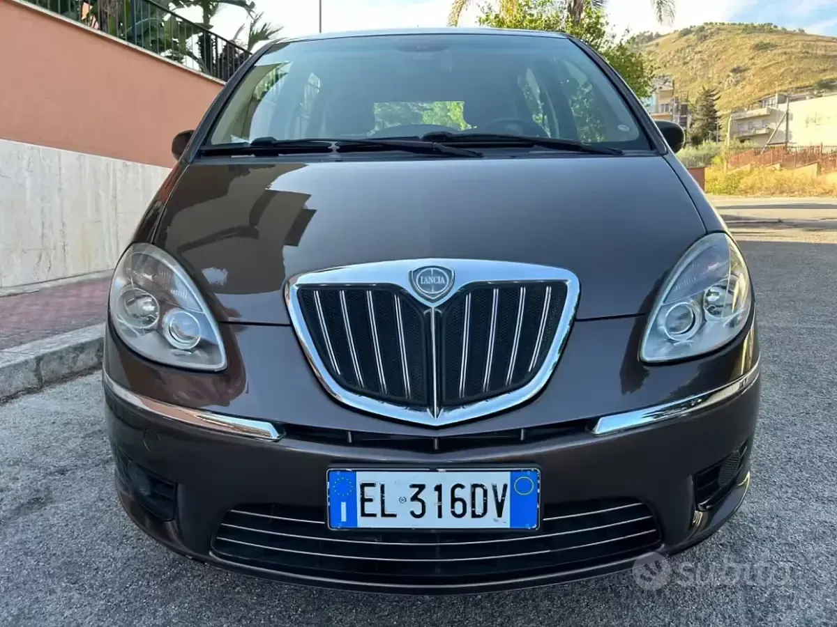 Usata Lancia Musa 95 CV (69 kW) 2011 Grigio Monovolume