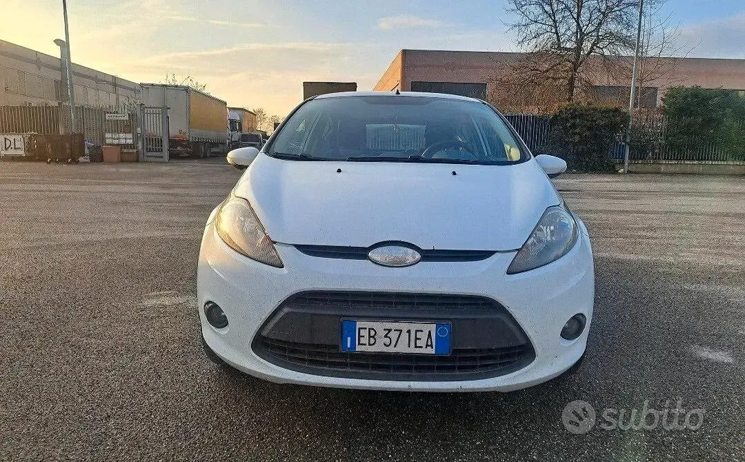 Usata Ford Fiesta 68 CV (50 kW) 2010 Bianco Berlina