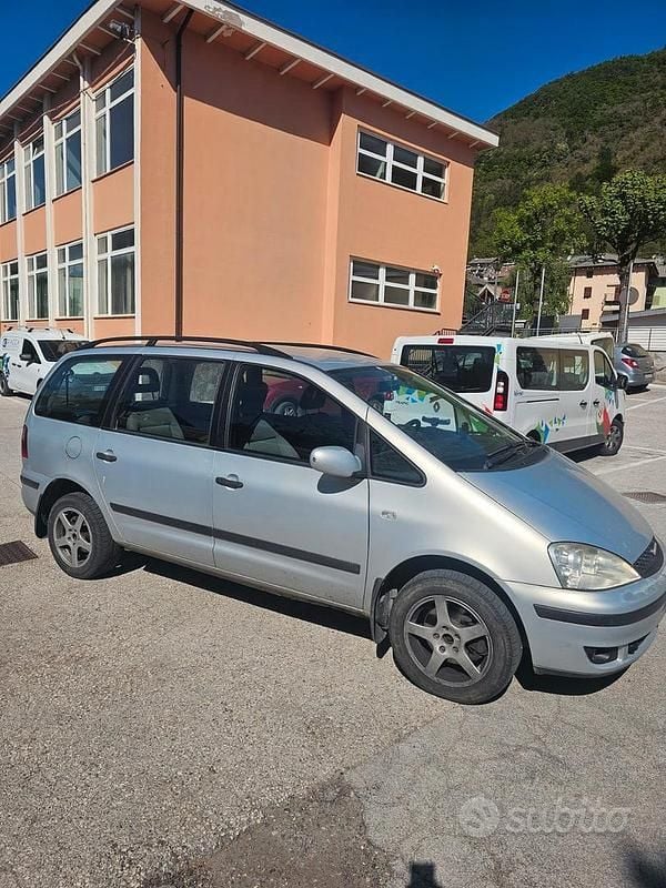Begagnad Ford Galaxy 116 HK (85 kW) 2003 Grå Minibuss