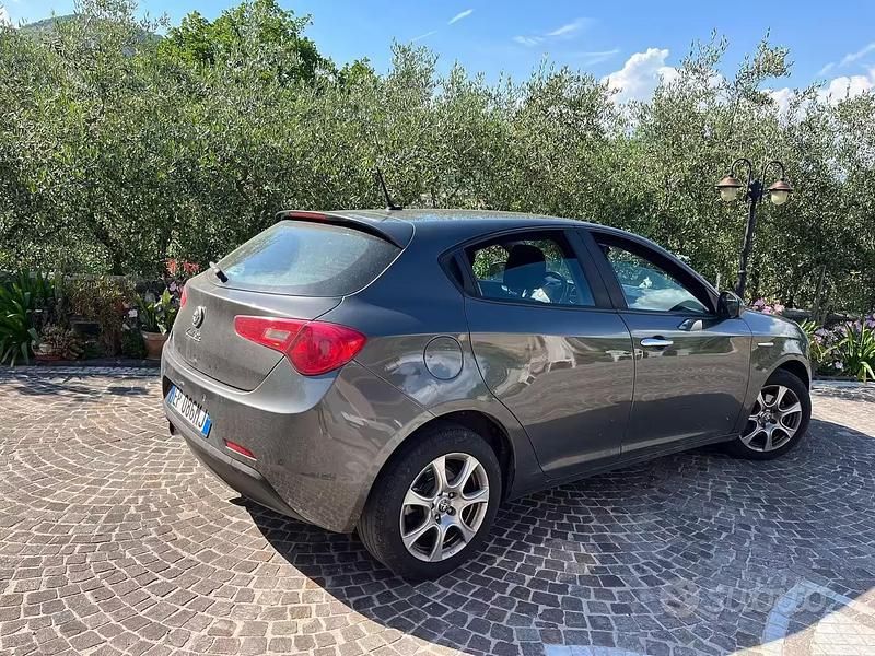 Usata Alfa Romeo Giulietta 105 CV (77 kW) 2012 Grigio Utilitaria