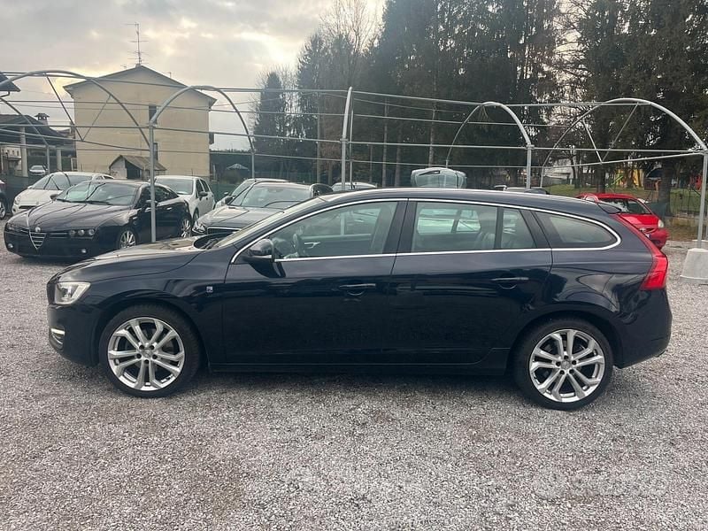 Usata Volvo V60 Ocean Race 120 CV (88 kW) 2016 Blu/azzurro Station wagon