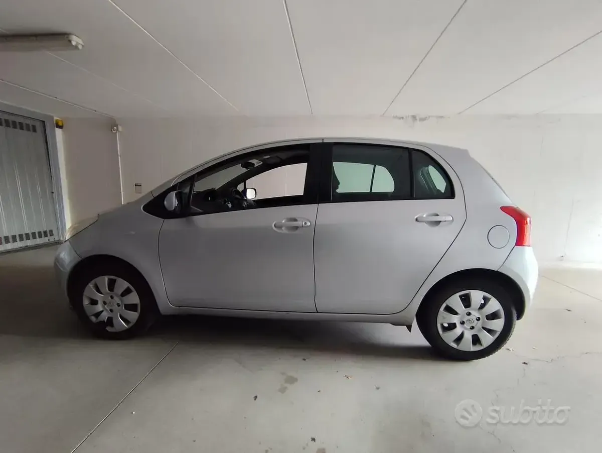 Usata Toyota Yaris 65 CV (47 kW) 2007 Grigio Utilitaria