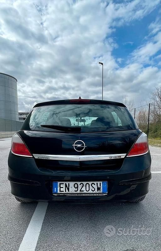 Usata Opel Astra 101 CV (74 kW) 2005 Nero Berlina