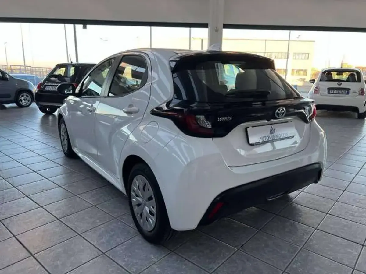 Usata Toyota Yaris Hybrid Business Edition 92 CV (67 kW) 2022 Bianco Berlina