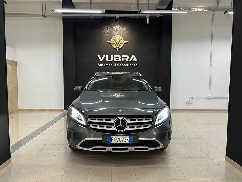 Usata Mercedes GLA180 109 CV (80 kW) 2017 Grigio SUV