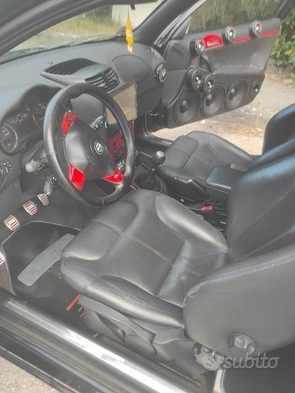 Second-hand Alfa Romeo 147 116 CP (85 kW) 2004 Negru Hatchback