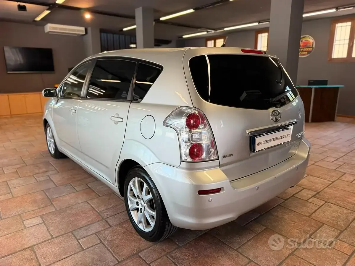 Usata Toyota Corolla Verso Luna 136 CV (100 kW) 2009 Grigio Monovolume