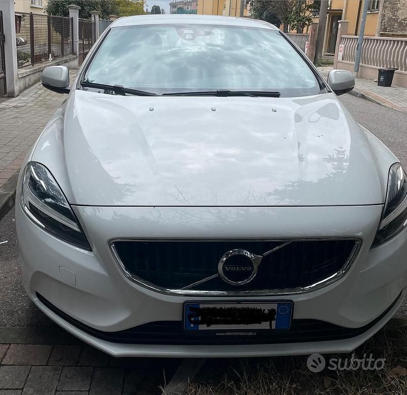 Usata Volvo V40 122 CV (89 kW) 2018 Bianco Berlina