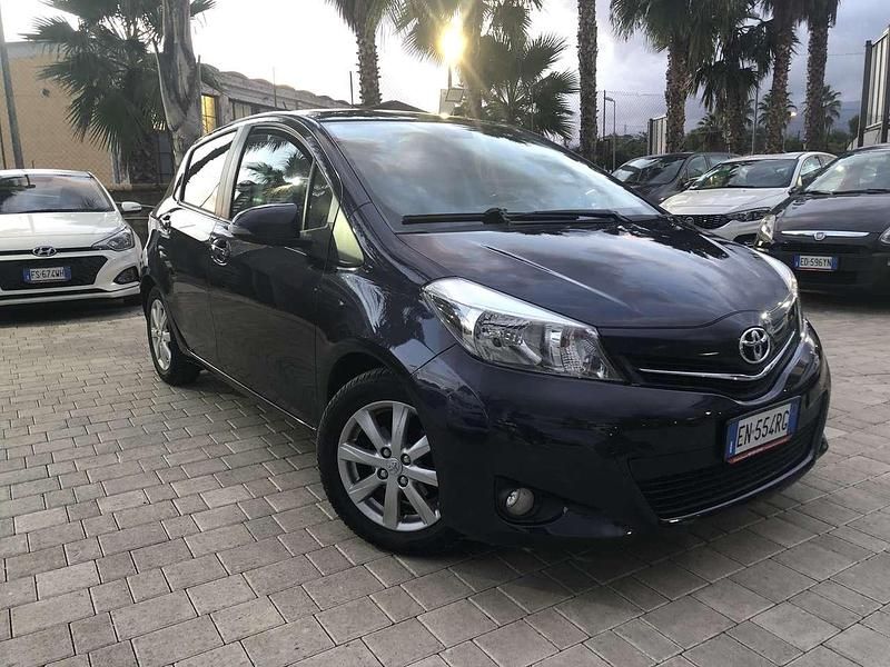 Usata Toyota Yaris Lounge 99 CV (72 kW) 2013 Lilla Berlina