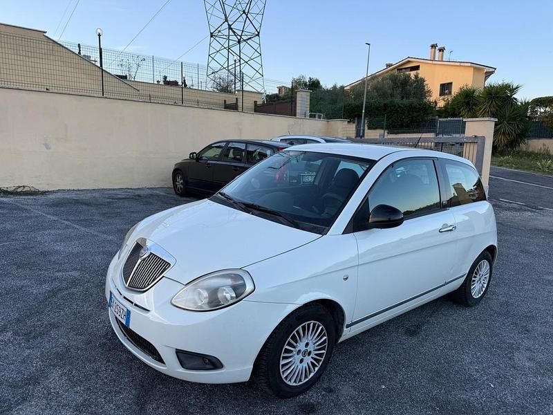 Usata Lancia Ypsilon Gold 77 CV (56 kW) 2012 Bianco Utilitaria