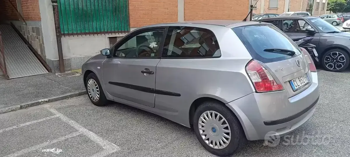 Usata Fiat Stilo 103 CV (75 kW) 2004 Grigio Berlina