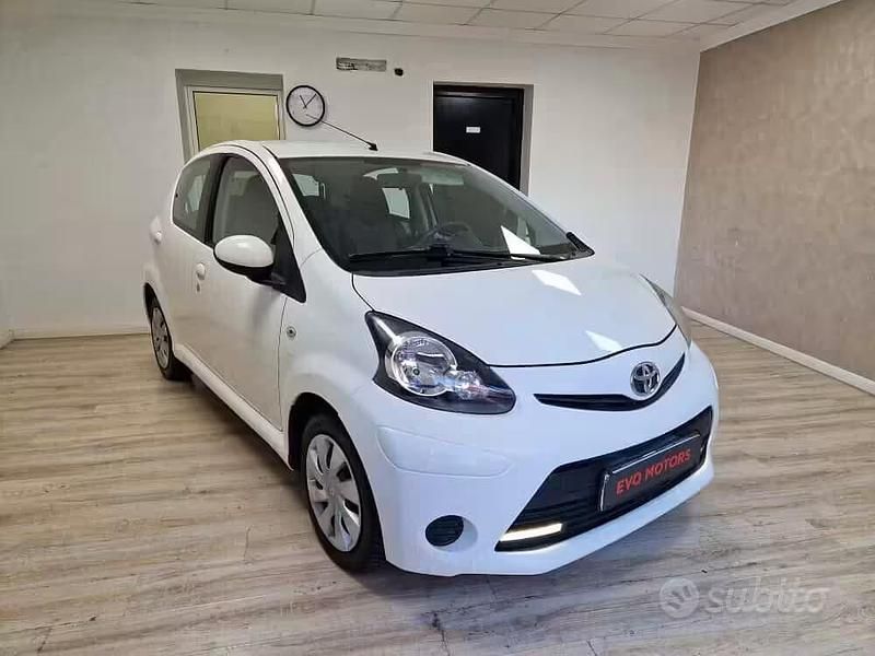 Usata Toyota Aygo 68 CV (50 kW) 2013 Bianco Utilitaria
