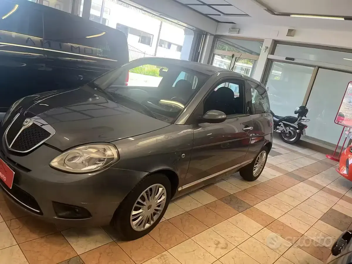 Usata Lancia Ypsilon 60 CV (44 kW) 2007 Grigio Utilitaria