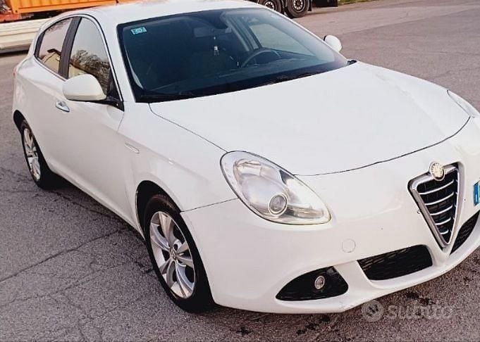 Bianco Usata 2013 Alfa Romeo Giulietta Tre volumi | 5300 € - Immagine 1/4