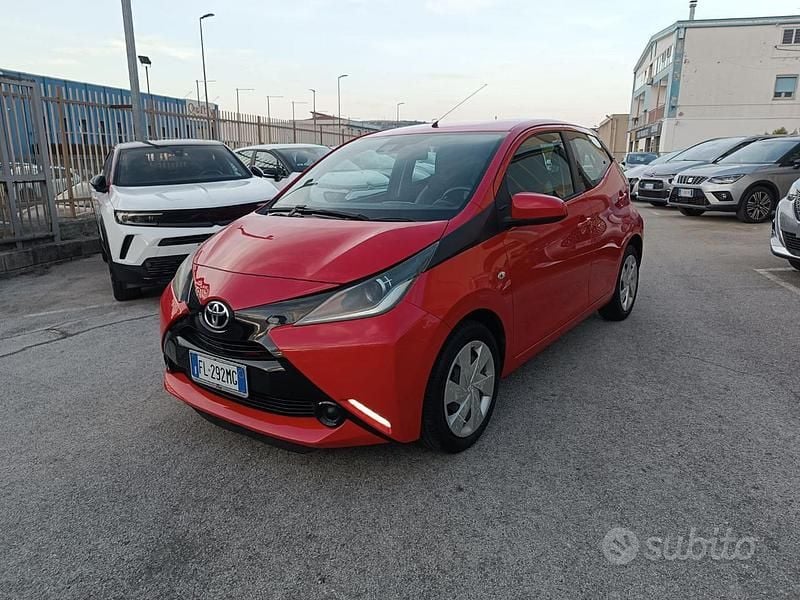 Rosso(met.) Usata 2017 Toyota Aygo X-play Due volumi | 8900 € (Buon prezzo) - Immagine 1/4