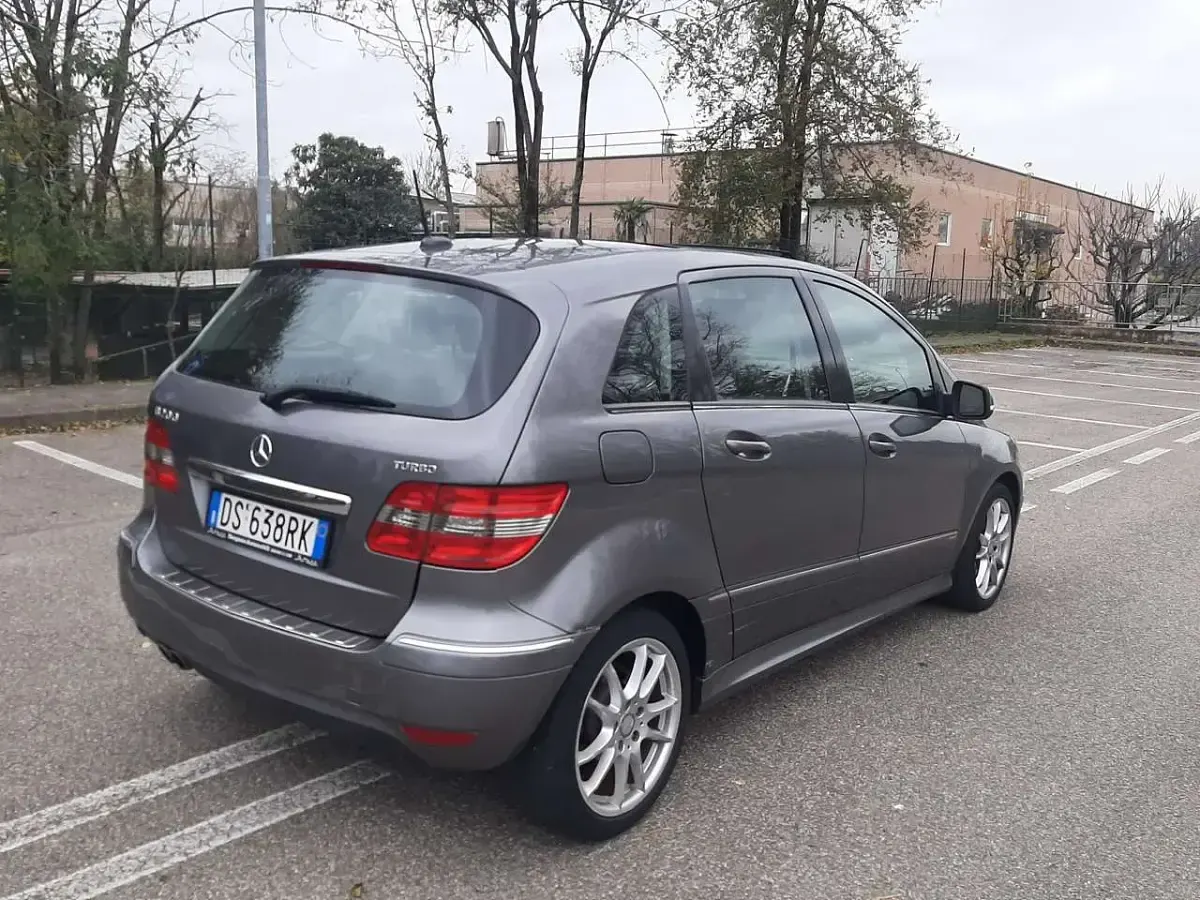 Usata Mercedes B200 193 CV (141 kW) 2009 Grigio Monovolume