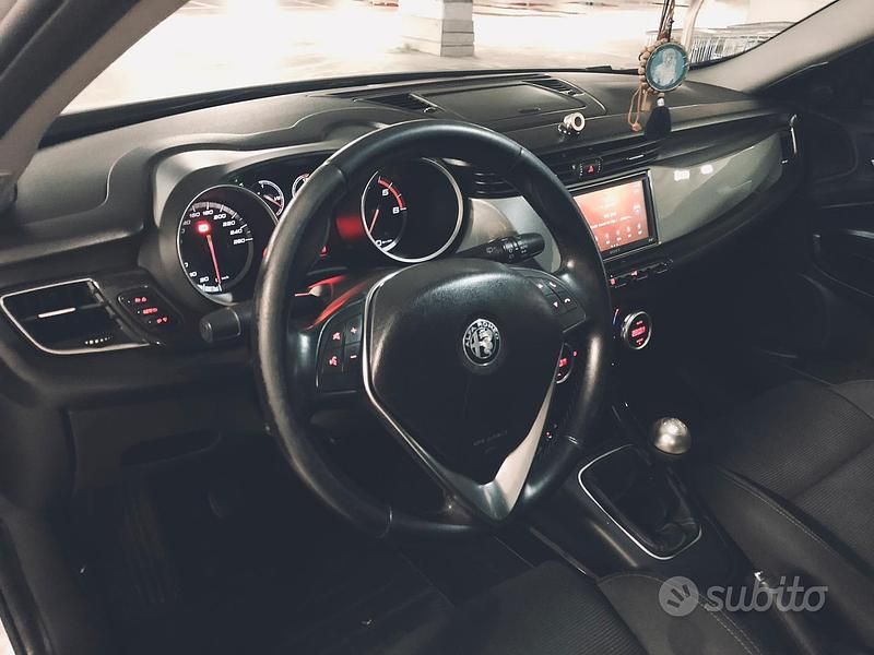 Usata Alfa Romeo Giulietta Distinctive 105 CV (77 kW) 2015 Grigio Berlina