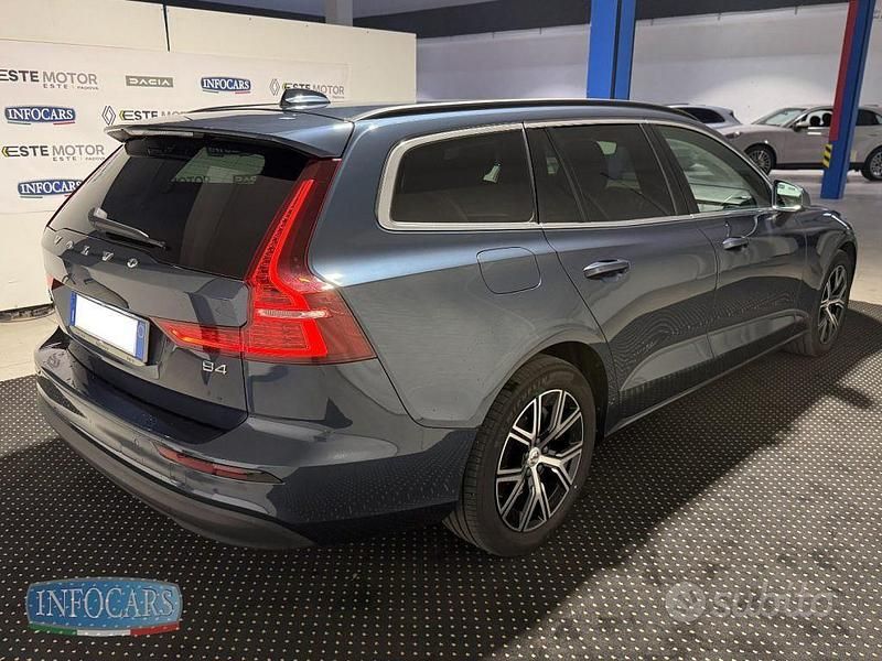 Usata Volvo V60 Core 197 CV (144 kW) 2023 Blu metallizzato Station wagon