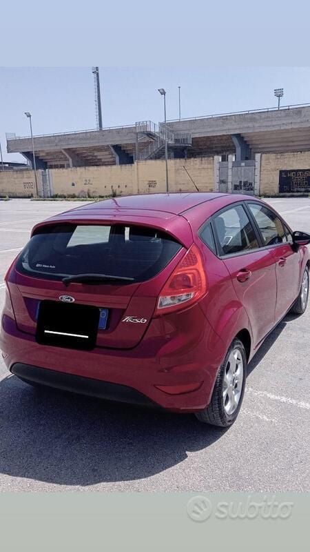 Usata Ford Fiesta 97 CV (71 kW) 2012 Rosso Utilitaria