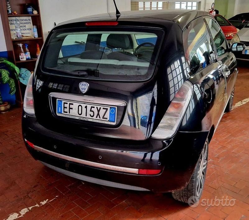 Usado Lancia Ypsilon 2010 Cinzento Citadino