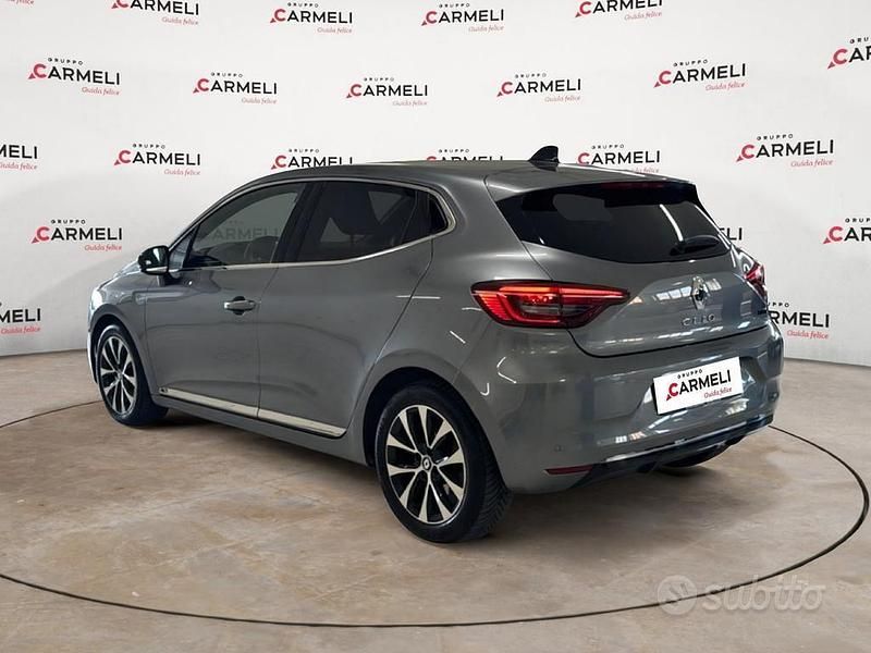 Usado Renault Clio V Techno 145 HP (106 kW) 2023 Cinzento Sedan