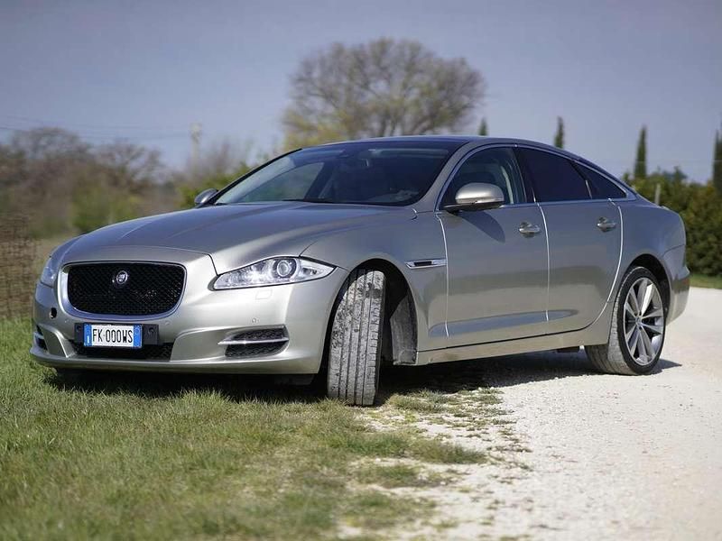 Usata Jaguar XJ Premium Luxury 275 CV (202 kW) 2012 Argento Berlina