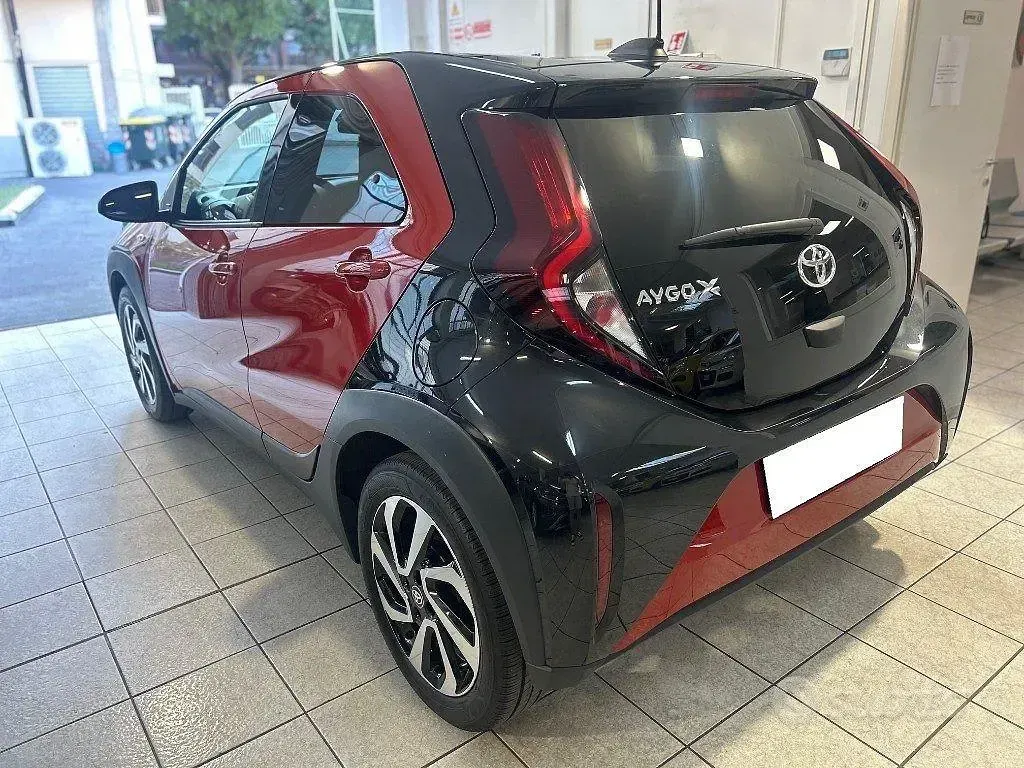 Usata Toyota Aygo X Trend 72 CV (52 kW) 2023 Rosso/nero metallizzato SUV