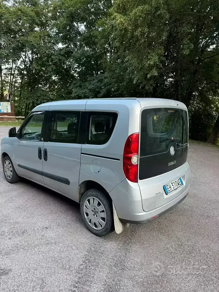 Usata Fiat Doblò 90 CV (66 kW) 2011 Grigio Monovolume