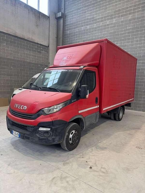 Usata Iveco Daily 136 CV (100 kW) 2018 Rosso Furgone