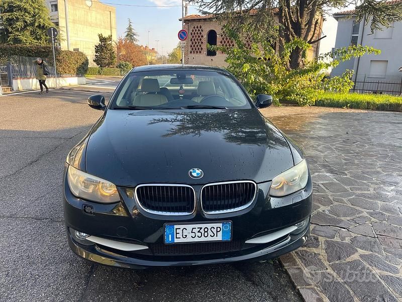 Begagnad BMW 320 183 HK (134 kW) 2011 Svart Sportkupé