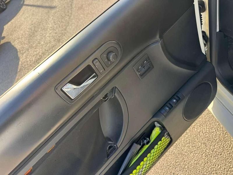 Usata VW New Beetle 102 CV (75 kW) 2006 Bianco Utilitaria