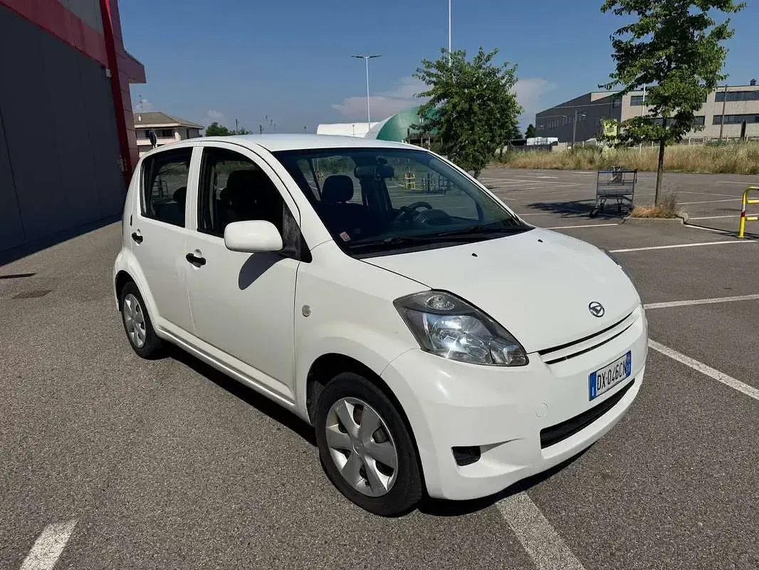 Usata Daihatsu Sirion 69 CV (50 kW) 2009 Bianco Utilitaria
