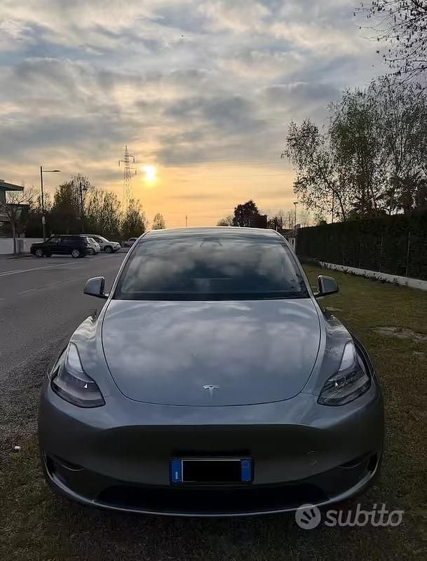 Usata Tesla Model Y Performance 392 kW (534 CV) 2023 Argento SUV