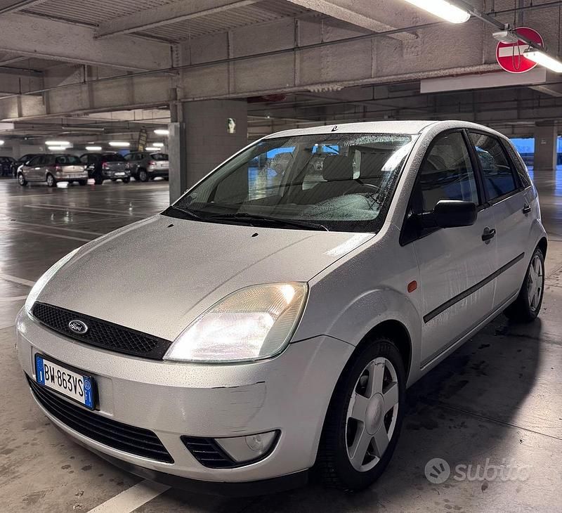 Grigio Usata 2002 Ford Fiesta Ghia Tre volumi | 1900 € (Buon prezzo) - Immagine 1/4