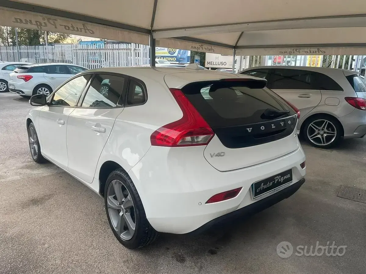 Usata Volvo V40 R-Design Momentum 120 CV (88 kW) 2016 Bianco Berlina
